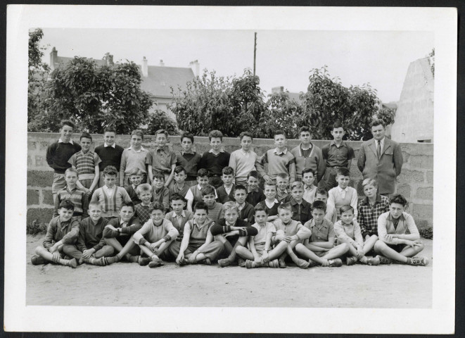 Classe de CM2, monsieur Prou, chargé de la classe, est à droite : photographie n°12