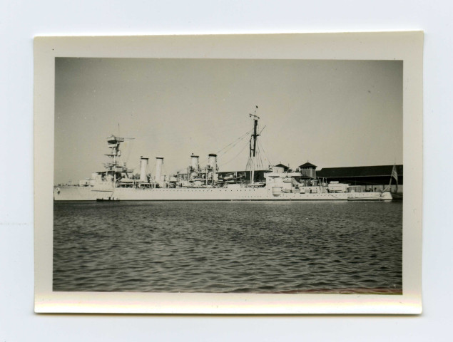 Le croiseur américain USS Trenton sur un quai du port à Saint-Nazaire