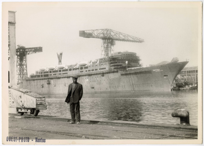 Souleymane Diallo, sur le port devant le paquebot israélien Shalom, Le navire construit par les Chantiers de l'Atlantique, est mis sur cale en 1960 et inauguré en juillet 1963.