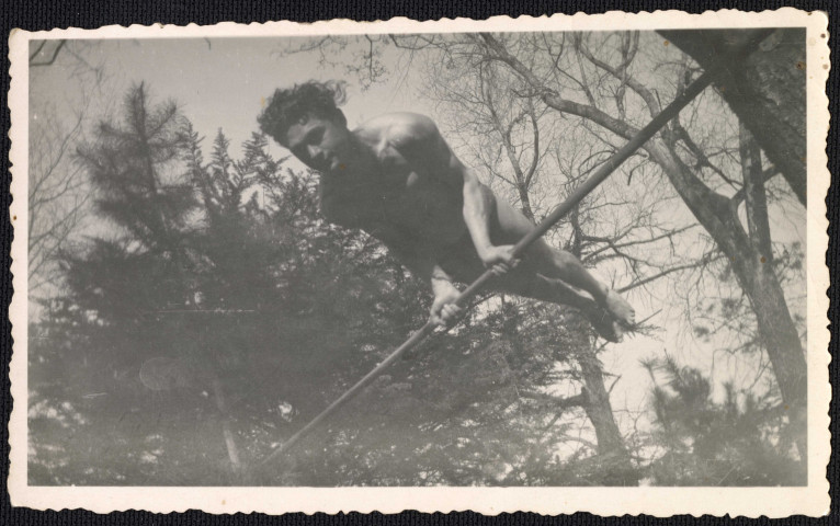 Scène de loisirs : Robert Pesneau sur une barre fixe dans un parc de Saint-Nazaire.