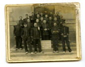 Groupe de soldats de la classe 1902 du 65eme régiment d'infanterie sur les marches d'un perron