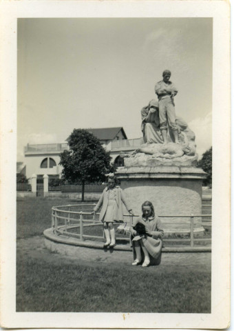 Michèle Moreau et Annick (?), jeunes filles, posant près de la statue de l'Epave