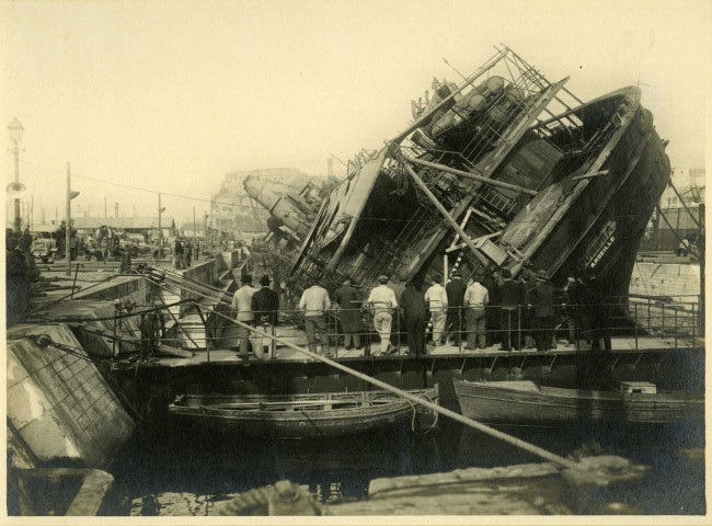 23 octobre 1919 - Pendant le redressement - Le navire vu de l'arrière incliné à 40°.- [Marseille], [1919].