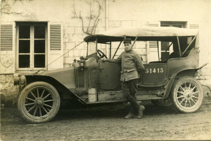 Antoine Depuntis posant devant un véhicule militaire