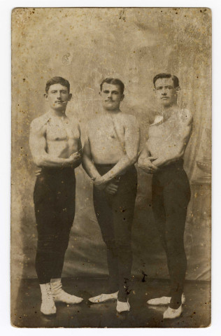 Carte postale de trois gymnastes en tenue, de l'Avant-Garde, dont Louis Lefort à droite (recto-verso)