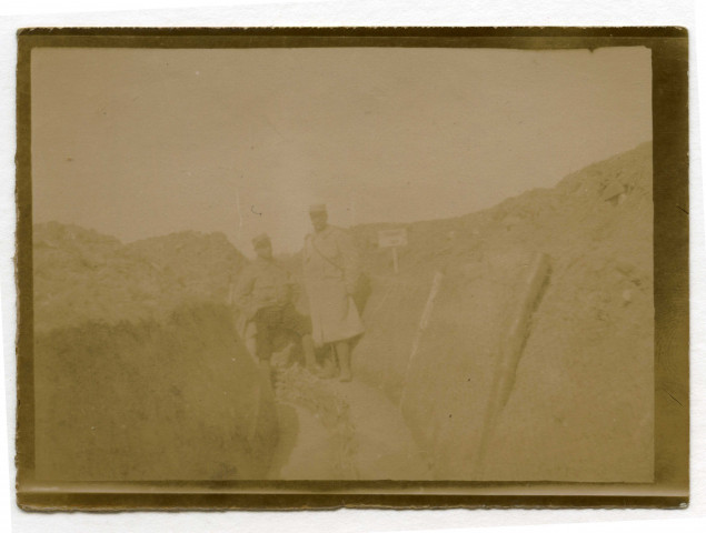 [Deux soldats debout dans une tranchée]. - Mailly, 24 avril 1915