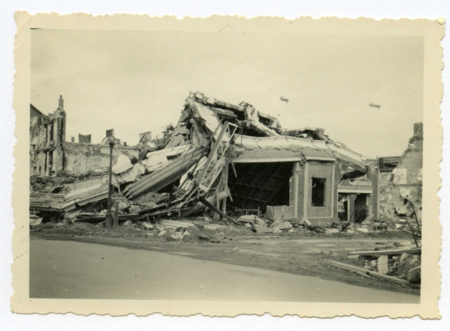 [ Vue de bâtiments en ruine ]. - Saint-Nazaire, [vers 1943]