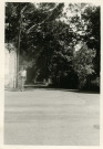 Chemin de la plage de Porcé [chemin débouchant sur une rue : Une personne à l'angle de cette voie] / [ Ville de Saint-Nazaire], [Saint-Nazaire],[vers 1950].