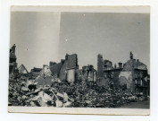 [Bâtiments d'une rue de la ville en ruines]. - [Saint-Nazaire], [1944-1945]