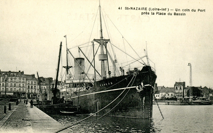 Le SS PANGAN, construit en 1909 par les chantiers Barclay Curle & Company de Glasgow, au profit de la East Asiatic Company, à quai près de la place du Bassin. Archives municipales de Saint-Nazaire, 002Fi0196