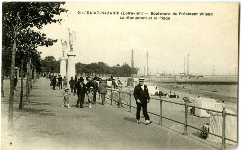 Saint-Nazaire. - Boulevard du Président Wilson - Le Monument et la Plage (N°211)