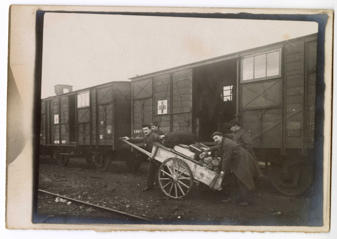 Quatre hommes le long des wagons.