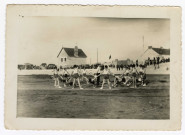 Marcelle Le Mercier, à l'âge d'environ 15 ans, de l'Espérance, entourée de gymnastes féminines, en exercice au stade du Plessis à Saint-Nazaire.