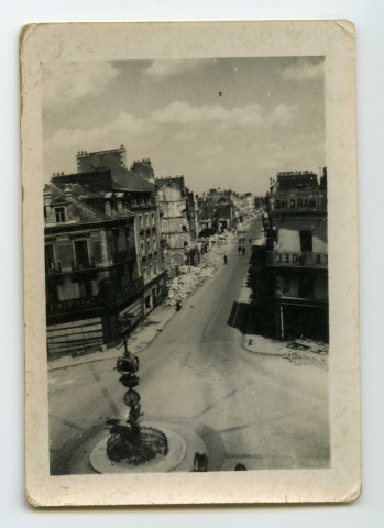 Rue Villès-Martin aboutissant à la Place Carnot / Pierre Legouic. - Saint-Nazaire, 1942-1945