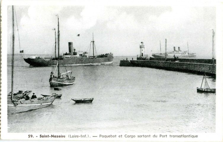 Saint-Nazaire. - Paquebot et Cargo sortant du Port transatlantique (N°59)