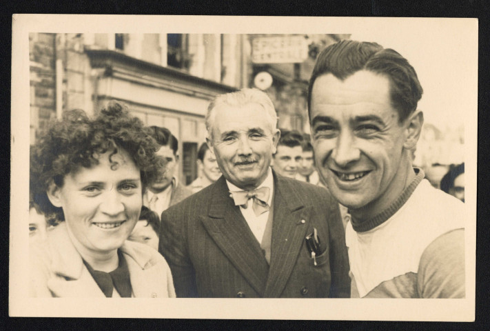 Photographie de groupe : Marcel Hauton et au centre, entouré de Bernard Guédon coureur cycliste et d'une femme.