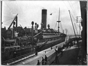 [Guerre 1914-1918]. - Arrivée de contingents américains le 26 juin 1917 [: navire américain amenant des troupes accostant dans le port de Saint-Nazaire] / Louis Péneau