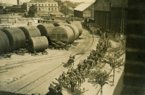 Artillerie anglaise [[transport le long des voies ferrées du port à proximité de pièces de navire]/ Chambre de Commerce de Saint-Nazaire.- [Saint-Nazaire], [1917].
