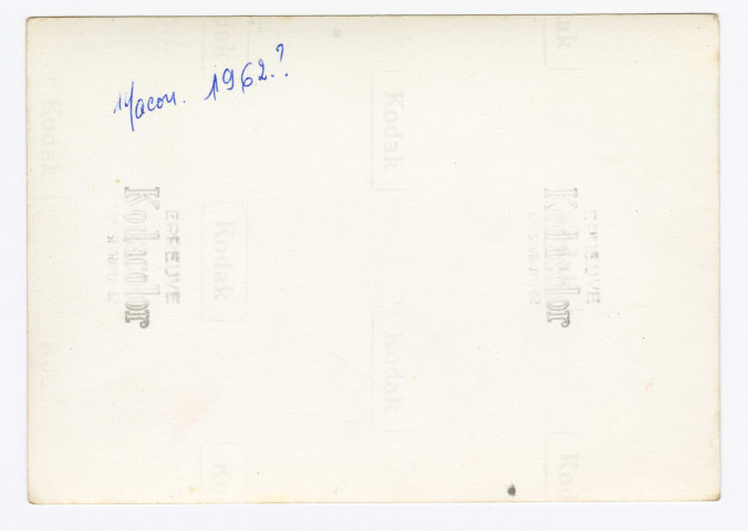 Groupe de gymnastes féminines du SNOS gymnastique, dont Chantal Le Mercier, à 17 ans, lors d'une rencontre à Mâcon (3ème rangée, position debout, à droite) (recto-verso).