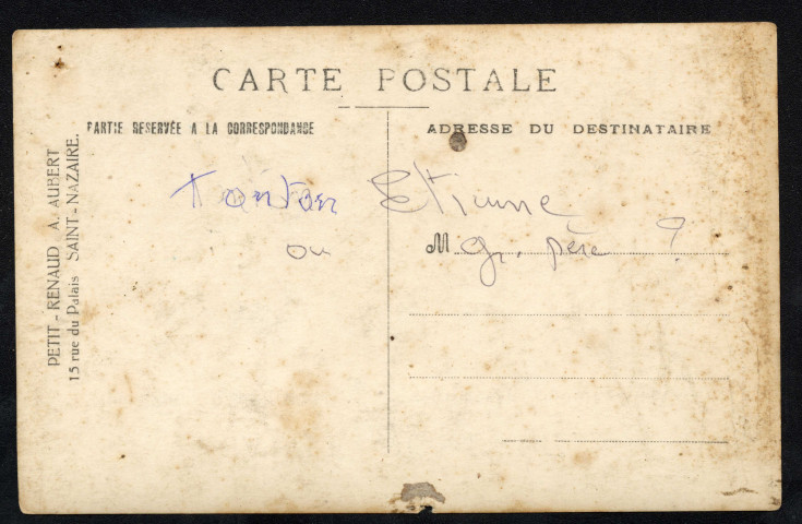 Gaston Georges prenant la pose dans un studio de photographie.