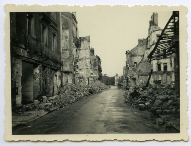 [ Vue de la rue du Prieuré en ruine ]. - Saint-Nazaire, [vers 1943]