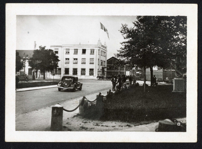 Saint-Nazaire dans les années 1930, série de 10 photographies noir et blanc de Saint-Nazaire dans une pochette : « paquebot Mexique ligne Amérique centrale », « Un coin du jardin des plantes », « monument aux morts de la guerre 1914/1918 », « Le mouvement maritime fait de ce port l'un des plus fleurissant de l'Atlantique », « cargo sortant des bassins », « rue Henri Gautier », « boulevard de l'Océan et monument aux morts pour la Patrie », « bureaux de la Compagnie de Navigation Générale Transatlantique », « remblais du boulevard de l'Océan », « un coin de la plage et le monument du Souvenir américain ».