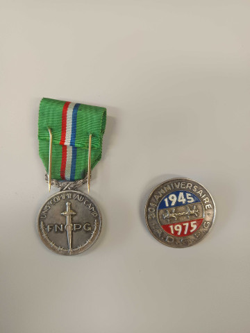Médailles commémoratives : 30ème anniversaire de la libération des camps de prisonniers (une médaille de l'ADCPG, une médaille de la FNCPG)
