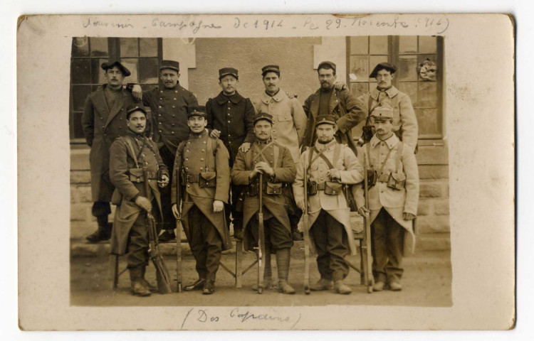 Groupe de onze soldats, camarades de Constant Corbillé devant un bâtiment