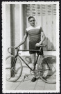 Eloi Tassin, coureur cycliste et champion de France sur route 1945 : portrait de plein pied avec son vélo.