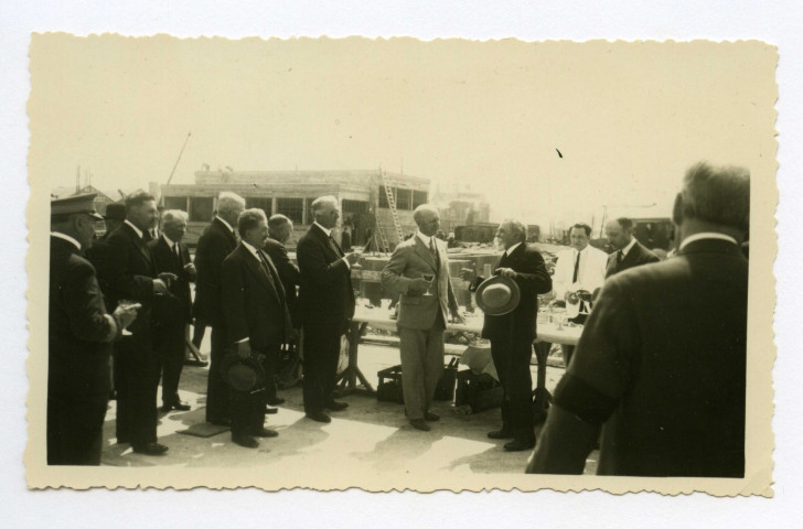 [Louis Joubert, entouré de personnalités au cours d'une cérémonie près de la forme-écluse], 16 juin 1932