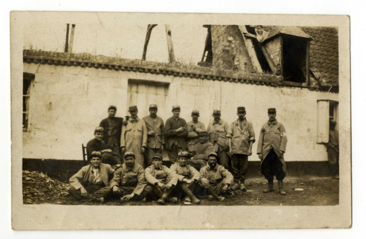 Groupe de 14 soldats de l'escouade 9/2- 4e section à Arras