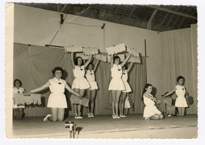 SNOS (Saint-Nazaire athlétisme), spectacle des jeunes gymnastes sur la scène du gymnase de l'école Léon-Gambetta.