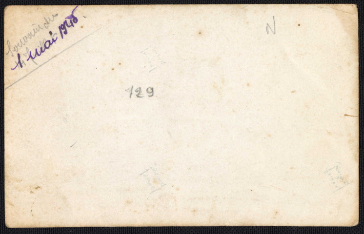 Cérémonie patriotique : groupe de personnes autour d'un drapeau (lieu inconnu). Un homme lit un texte.