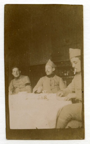 [Marcel Hautron, à droite, attablé avec deux autres soldats]. - [s.l], [s.d.]