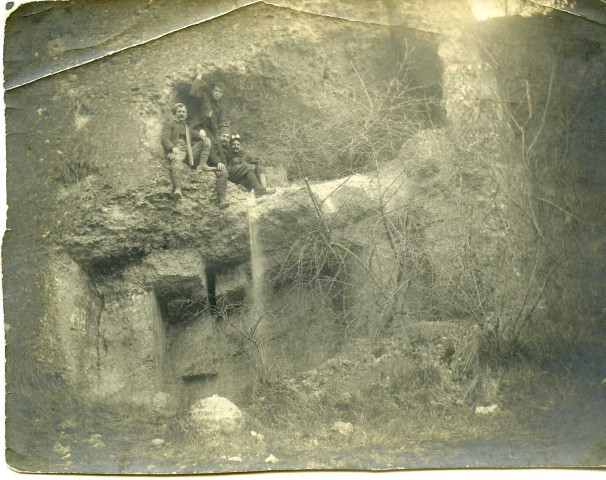 Petit groupe de soldats dont Antoine Depuntis posant sur un rocher. - Oulchy le Château (1915)