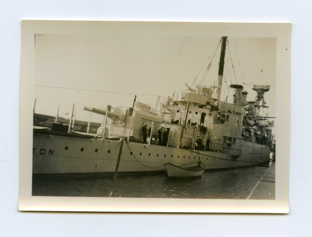 Le croiseur américain USS Trenton sur un quai du port à Saint-Nazaire