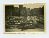 Simone Toussaint dans les ruines de l'épicerie du Trianon 21 rue Charles-Brunelière détruite par les bombardements du 28 février 1943 (d'après note au dos de la photographie).