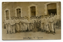 Groupe de soldats épluchant des légumes