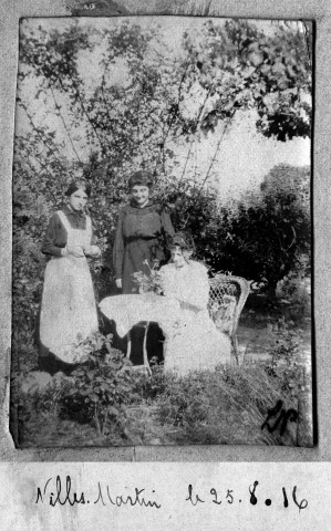 Villès-Martin [Saint-Nazaire] le 25 août 1916. - [Trois femmes dans un jardin] / Louis Péneau