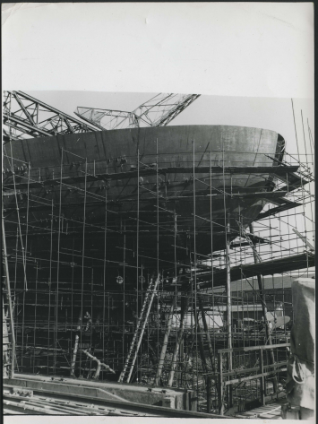 La photographie qui a inspiré le dessin de Nidhal Chamekh : Construction d’un paquebot [Années 1950-1960] - 12 Fi/2593 Archives de Saint-Nazaire