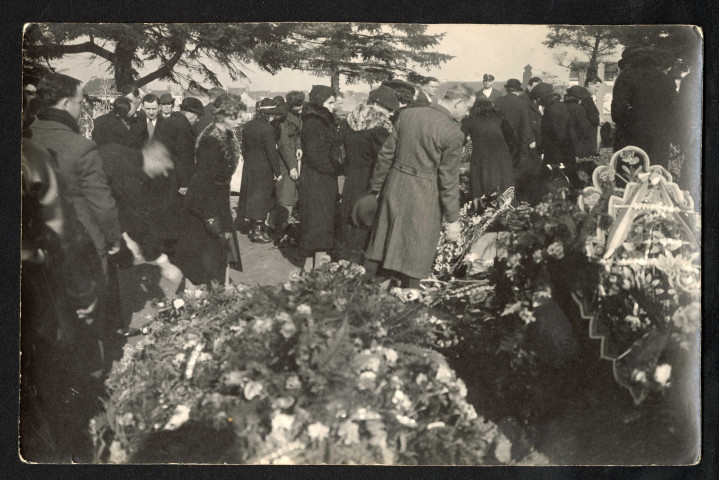 Dépôt de gerbes au cimetière de Toutes-Aides