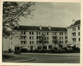 Le square et le bâtiment B .- [Saint-Nazaire], [vers 1950].
