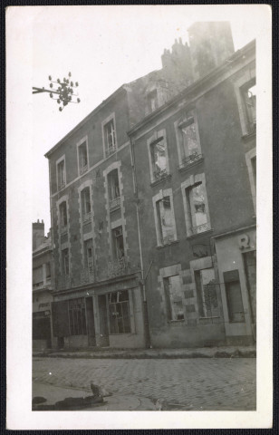 Bombardements, dégâts : immeuble au 37 rue des Halles à Saint-Nazaire.