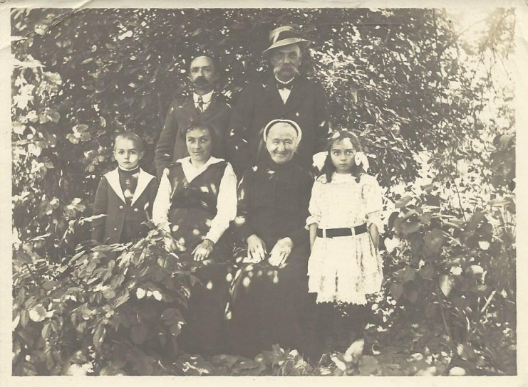 Photographie de la famille Luce posant dans un jardin.