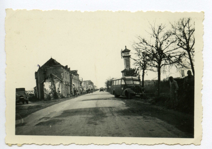 [ Vue de la rue Henri Gautier en ruine avec au premier plan, des hommes et un véhicule ]. - Saint-Nazaire, [vers 1943]