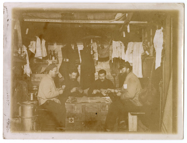 Un cliché pris de jour, lampe éteinte, de personnes jouant aux cartes dans le wagon restaurant