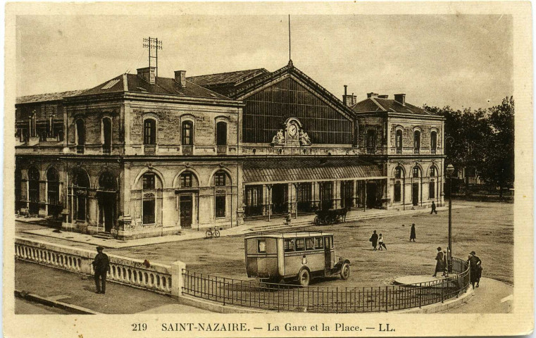 Saint-Nazaire. - La Gare et la Place (N°219)