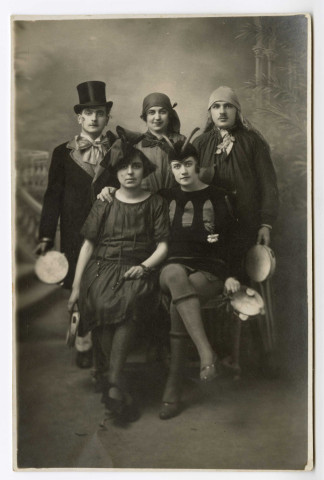 Deux hommes et trois femmes déguisé-es