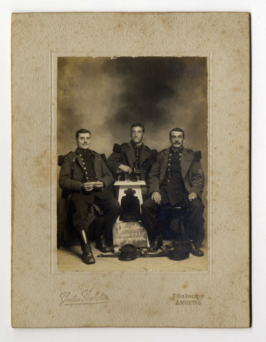 Groupe de trois soldats, dont le soldat Constant Corbillé / cliché Gaston Loubatier. - Angers