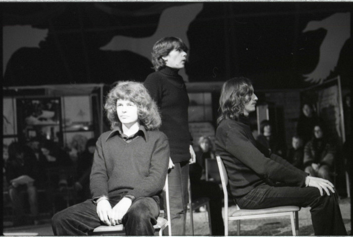 Album de vues diverses lors de débats, sur la ville et sur des expériences théâtrales dans le cadre de la MJEP